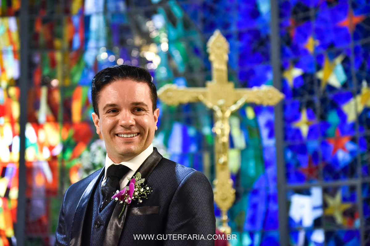 noivo, noivo emocionado, noivo feliz, fotografo, casamento, casamento em piracicaba, igreja em piracicaba, traje para o noivo, gravata do noivo, terno do noivo