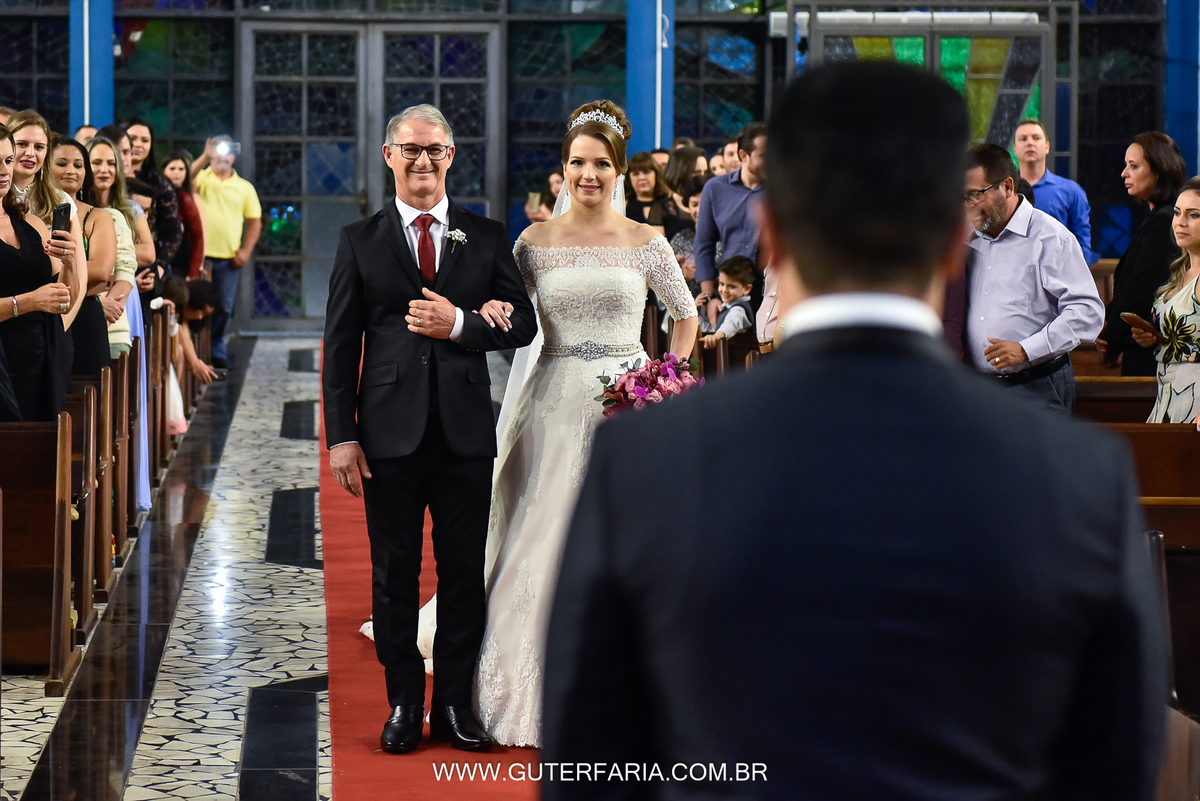 olhando para noiva, pai com a noiva, noiva chegando