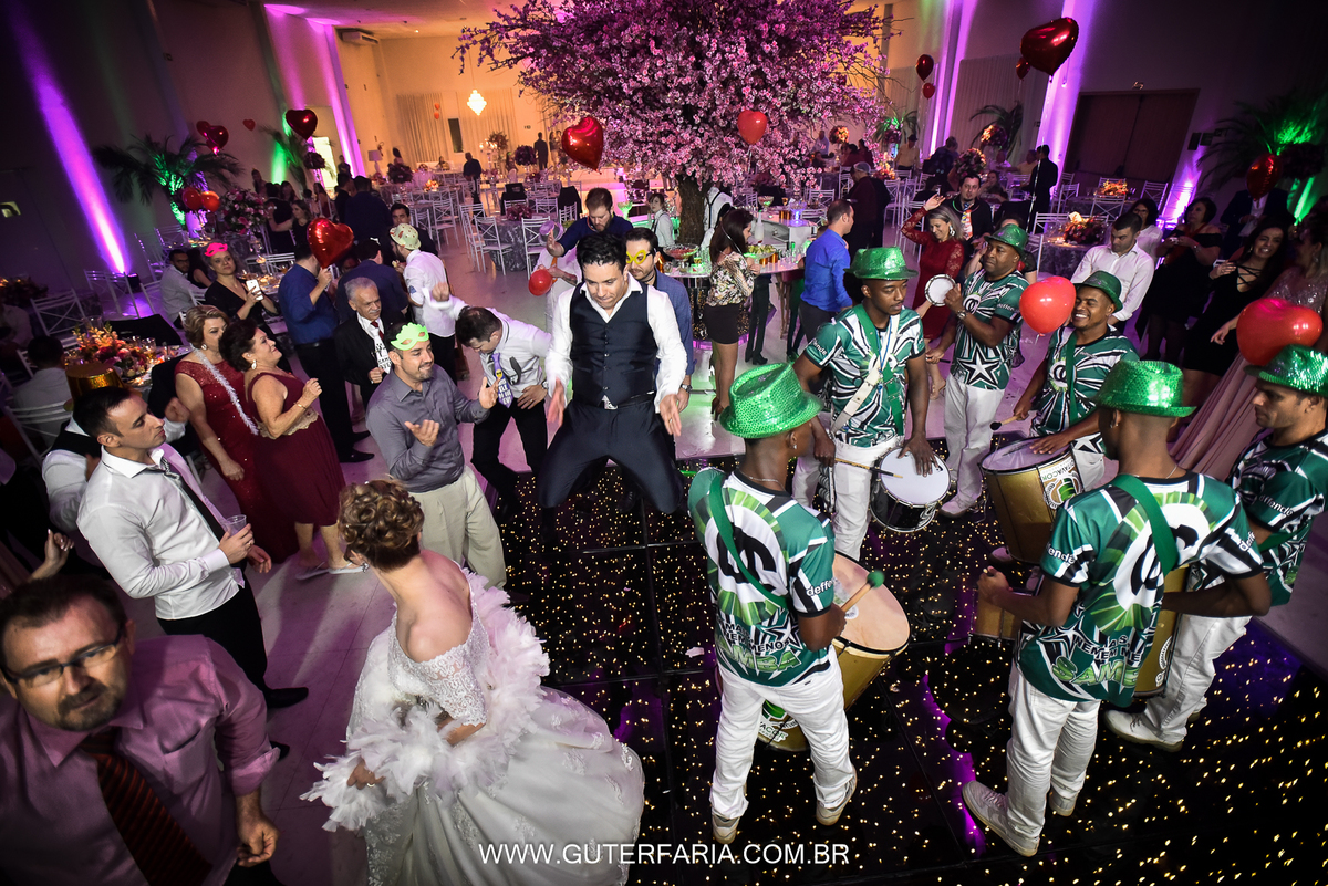 sarrada, noivo sarrando, escola de samba, festa de casamento, piracicaba, fotografo, fotografo caro, fotografo barato, fotografo top, fotografo lindo, fotografo gato, melhor fotografo, pagode no casamento, samba no casamento, sarrada do noivo