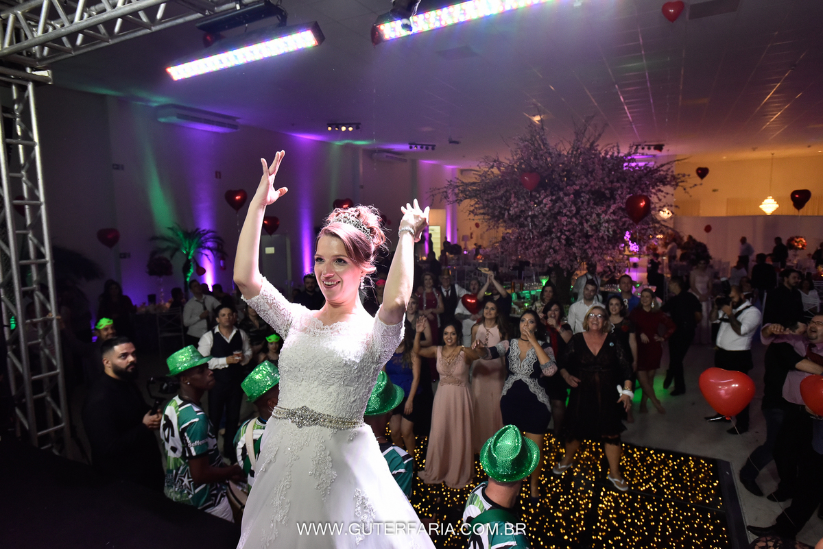 noiva jogando santo antonio, santo antonio, casamento, noiva jogando buquê