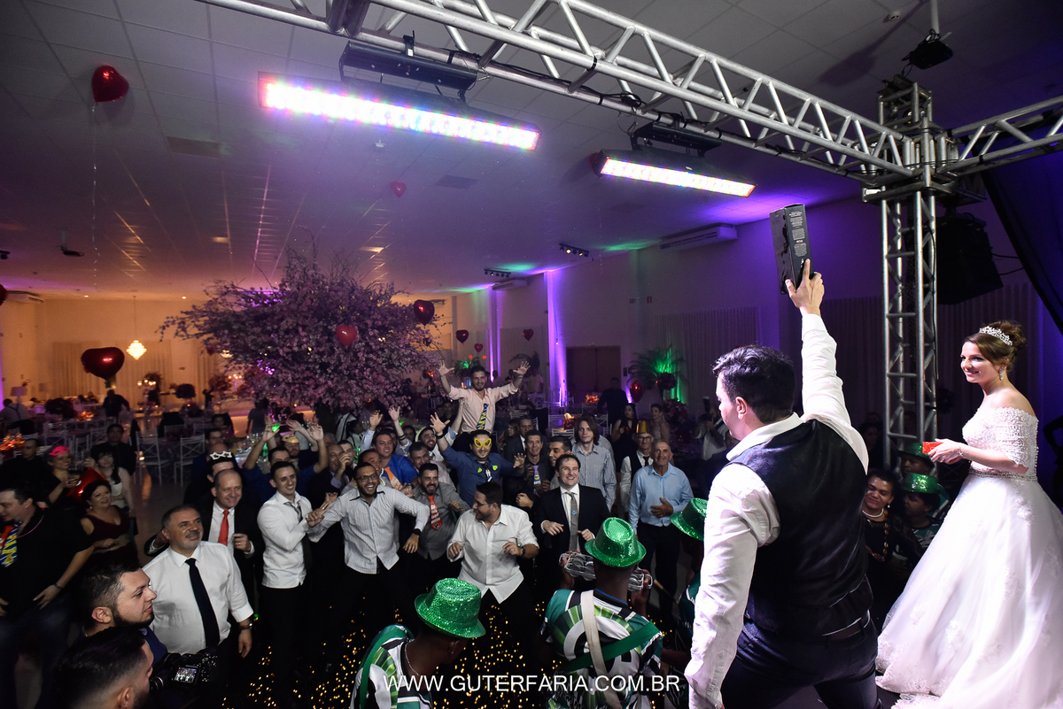 Escola de samba no casamento