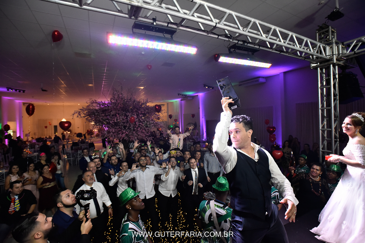 noivo jogando bomba, noivo jogando wisk, noivo, festa de casamento.