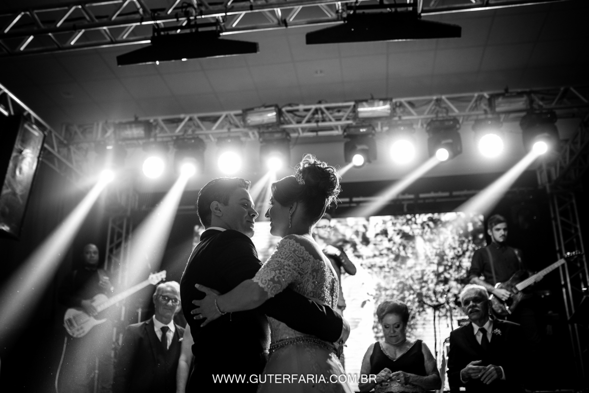 noivos dançando, falsa dos noivos, balada de casamento, fotografo de casamento, fotografo em piracicaba.