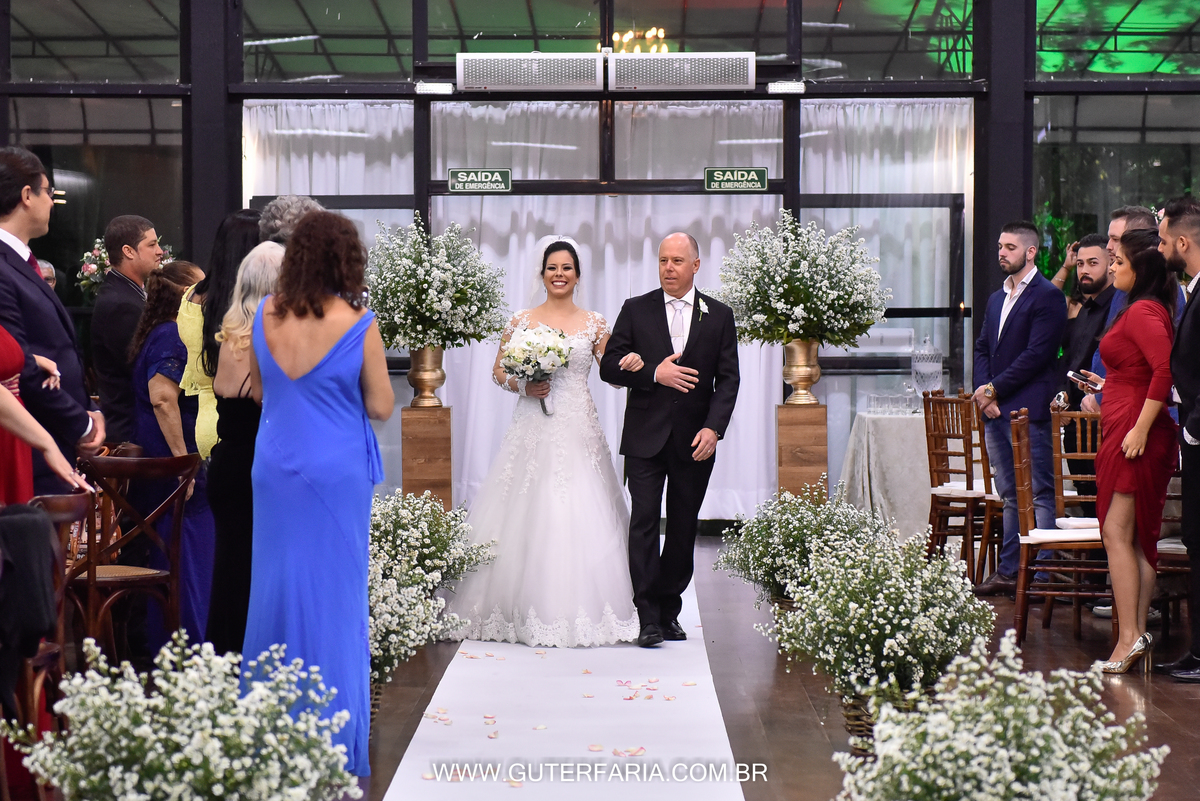 Entrada da noiva, vestido de noiva