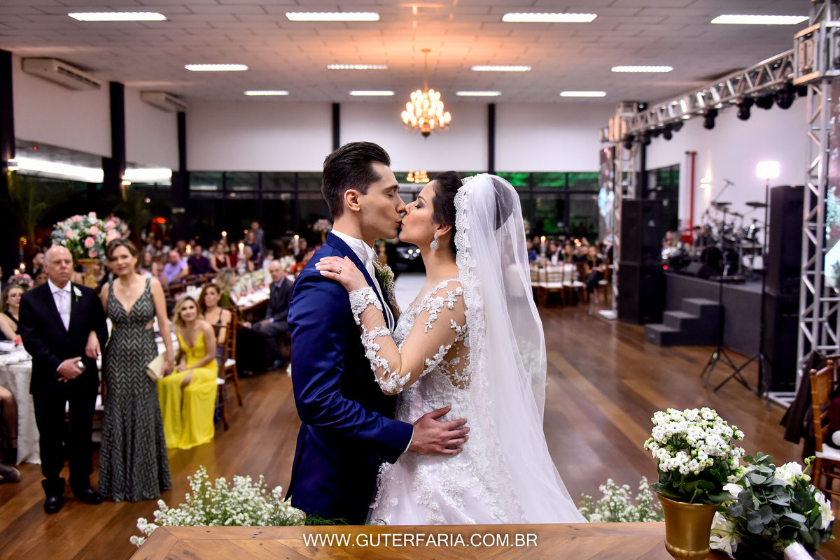 Beijo dos noivos, sim no altar, beijo, cerimonia de casamento