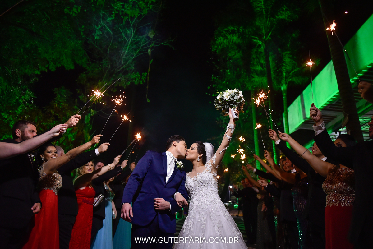 noivos beijando, sparklers, saida dos noivos, festa top, valinhos, valinhense, foto e video de casamento