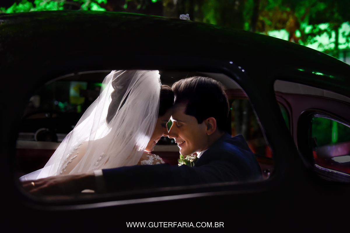 Clube Atlético Valinhense, noivos no carro, foto de noivos no carro, carro para noiva, carro para casamento.