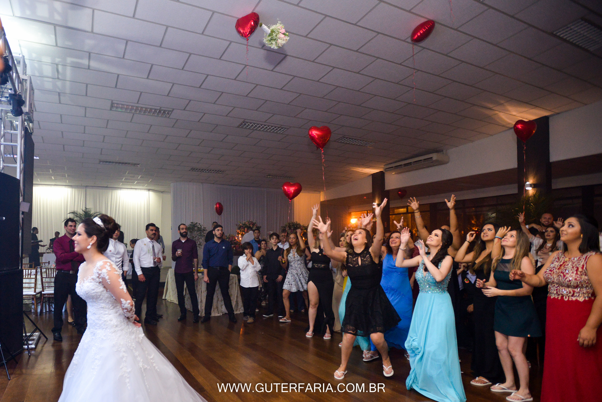 jogar o buquê, noiva jogando o buquê, buquê para jogar, buquê de noiva