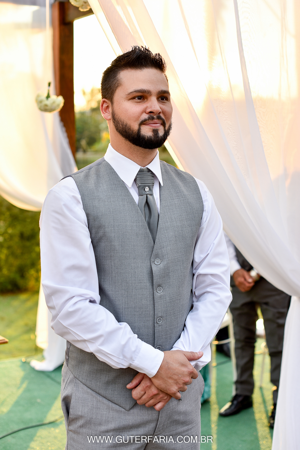 noivo, traje do noivo, casamento de dia com por do sol