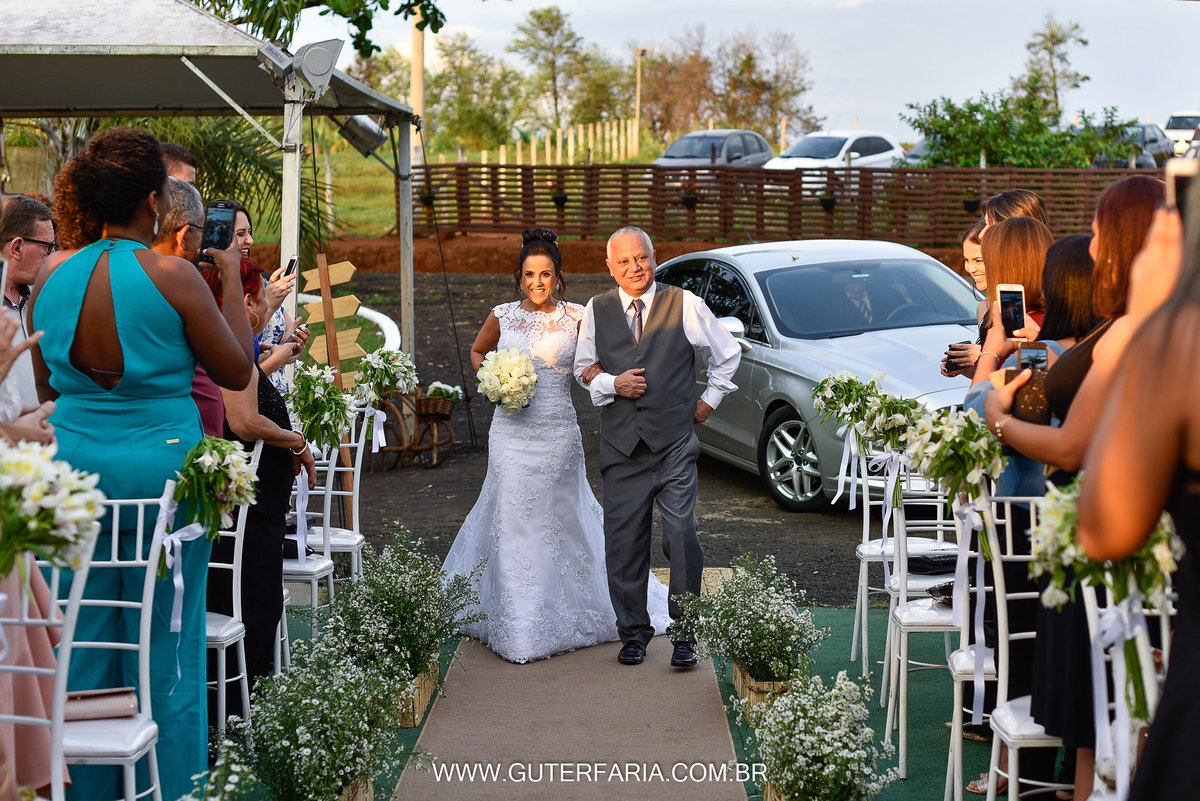 entrada da noiva, noiva segurando buque, noiva com o pai