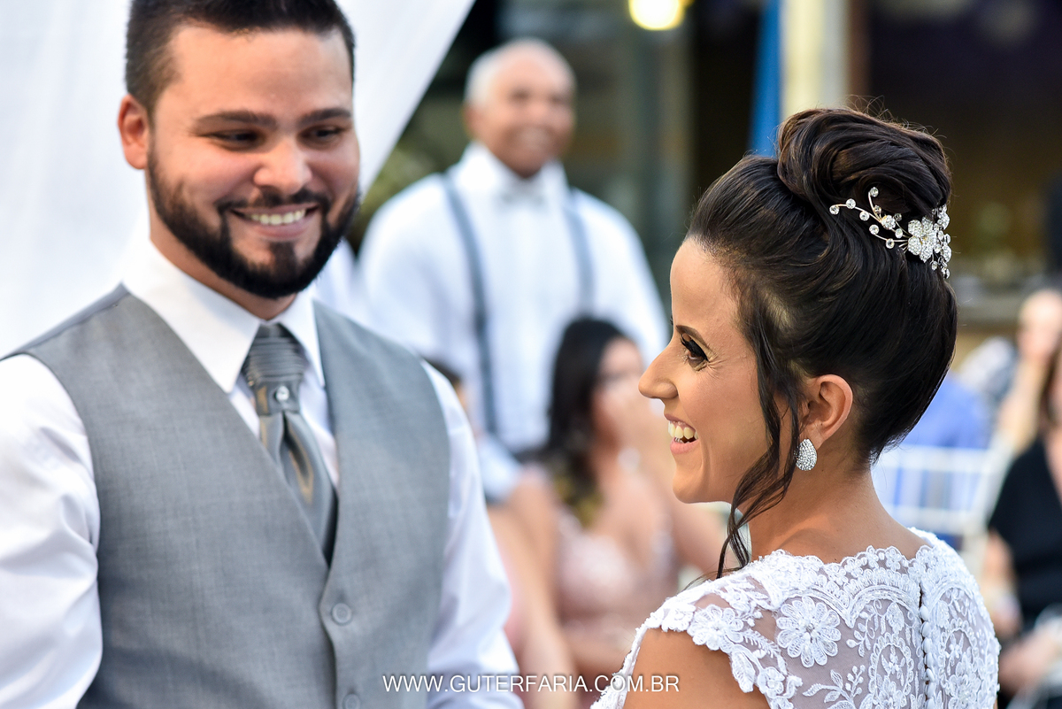 noivos sorrindo, tiara cabelo da noiva, assessórios para noiva, penteado de noiva, traje do noivo, lellit, aguinaldos, maison le jour, paula espelho, elca, dina araujo, rodney dantas,  bruno iotti, iottis