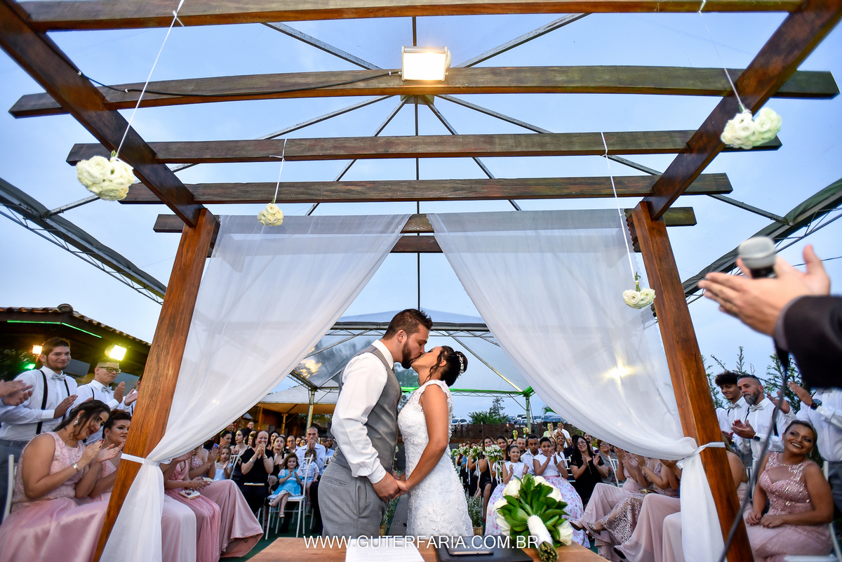 Beijo dos noivos, hora do beijo, noivos beijando, cerimonial em paulinia, cerimonial em campinas