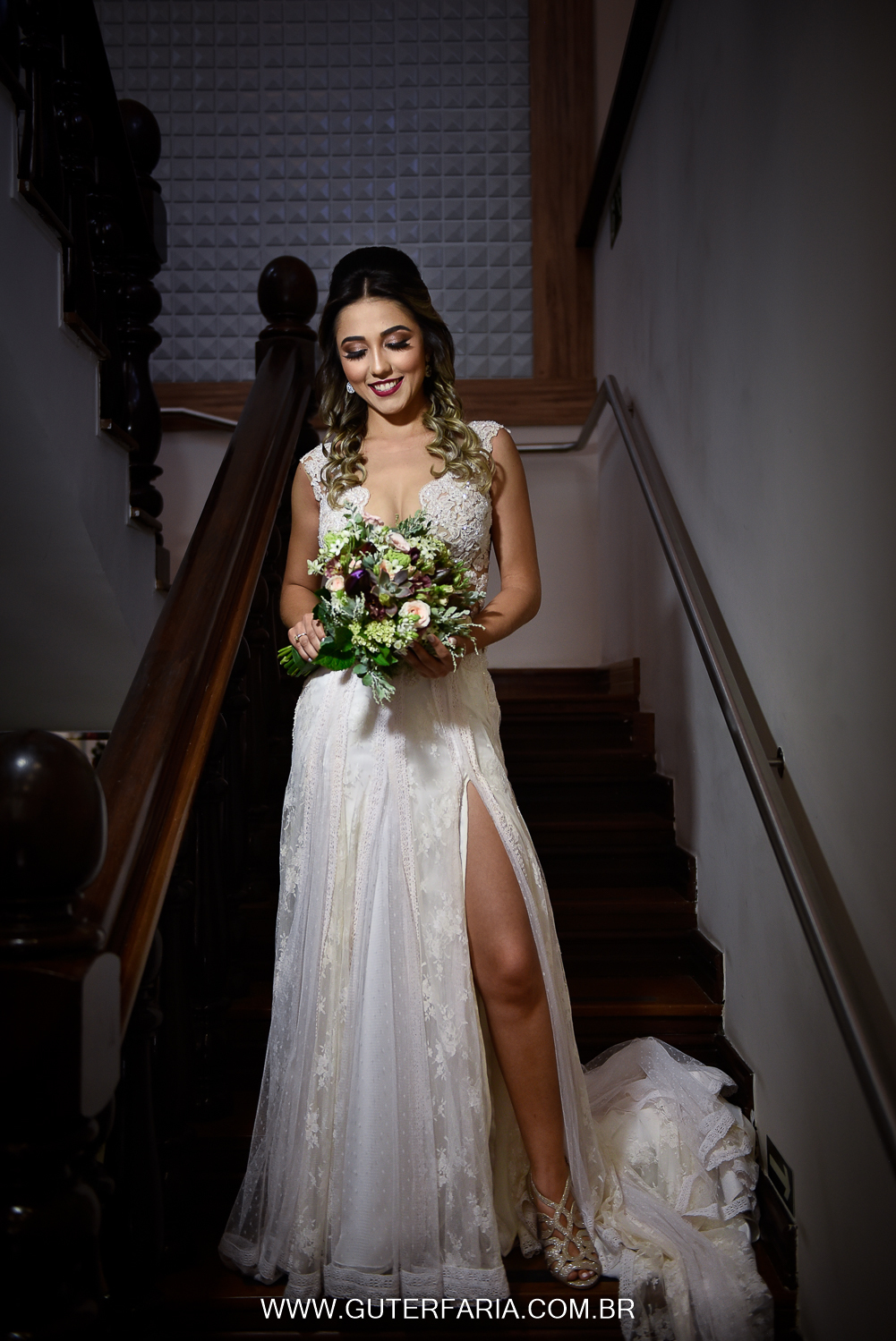 Noiva estilosa, noiva poderosa, vestido com fenda, buquê de noiva, maquiagem noiva