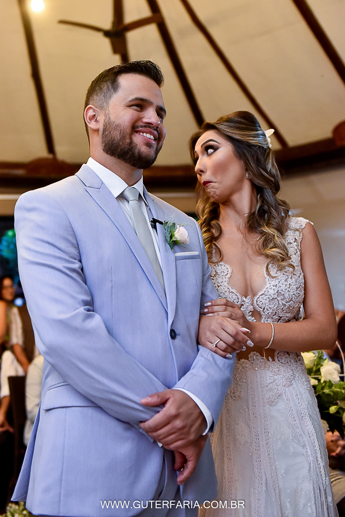 Detalhes nos acessórios da noiva, restaurante vila paraiso