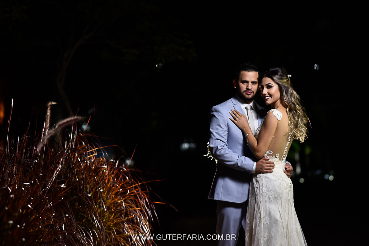 Aquela hora que dá para respirar e dizer, casamos. Noivos modelos, fotos com os noivos, casamento em campinas, casamento de dia, casamento a noite, vestida de noiva.