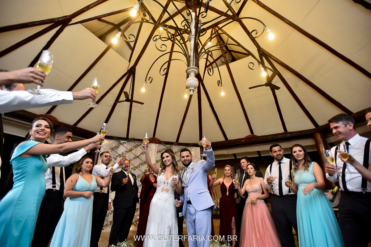 Momento mágico, amigos e família! Brinde dos noivos, hora da festa, festa de casamento