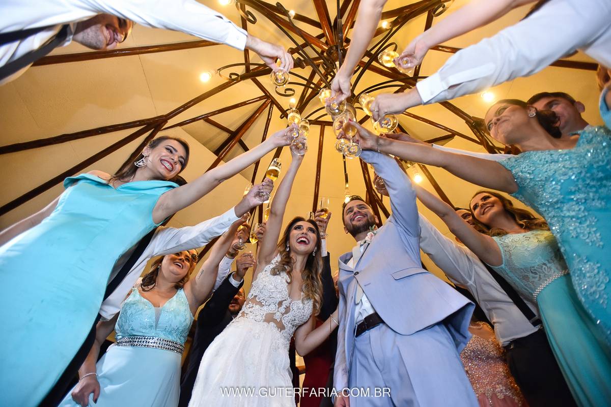 A tão esperada hora do brinde! Binde dos noivos, noivos brindando, noivos felizes, noivos apaixonados, padrinhos.