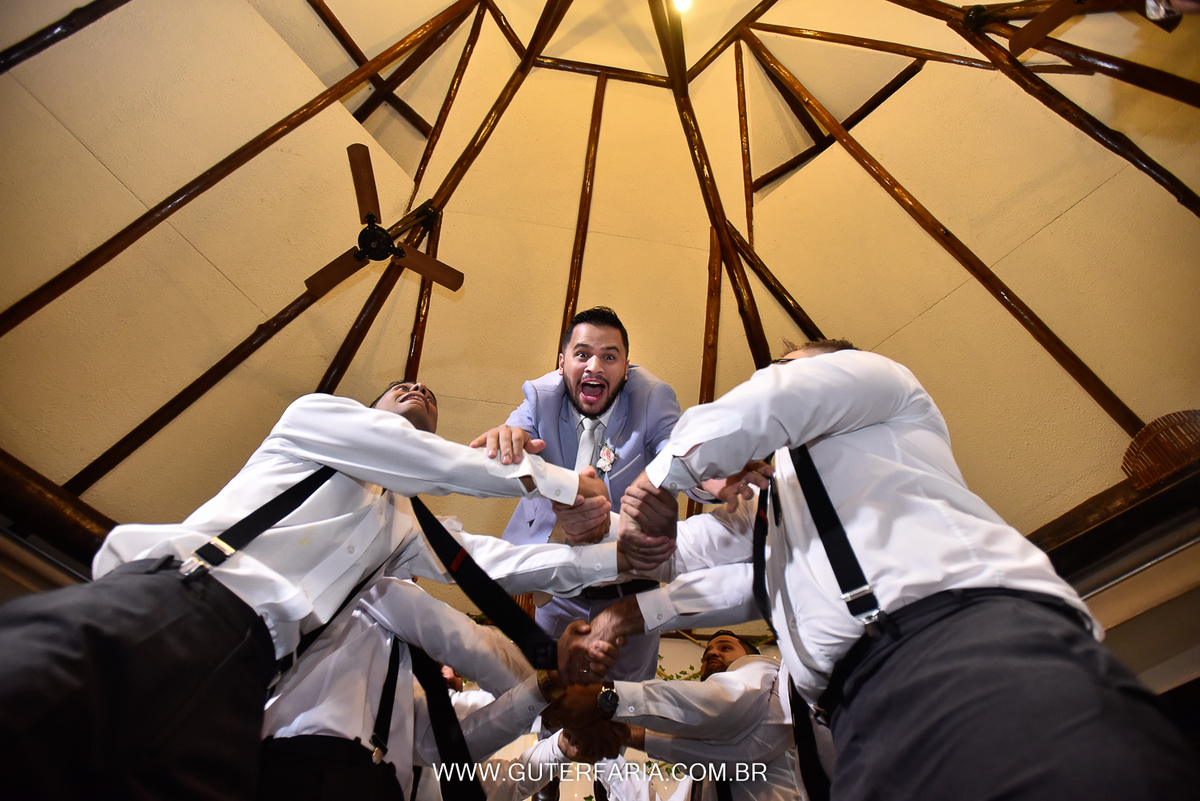 Aquela sintonia entre os padrinhos e o noivo. Jogando o noivo, festa de casamento