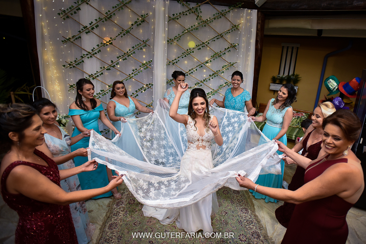 Dança do vestido e quem sabe até aquele nome em baixo do vestido, para ajudar as amigas. Foto da noiva, noiva na balada, foto com vestido de noiva, vestido lindo, foto diferente, casamento, lugar rústico