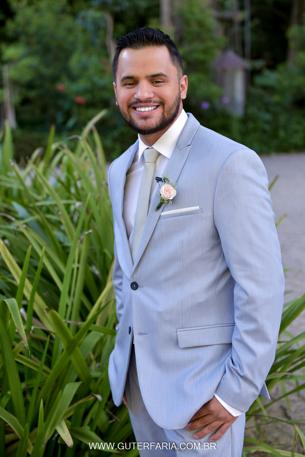 Detalhe na elegância do noivo, noivo, traje do noivo, terno azul, lapela noivo, terno de noivo