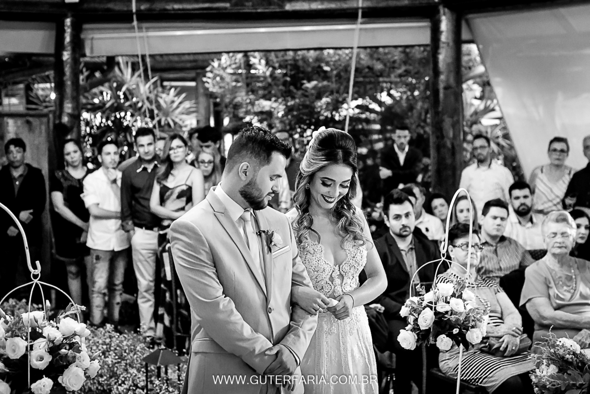 Noivos apaixonados, benção dos noivos, olhar do noivo, olhar da noiva, noivos bonitos