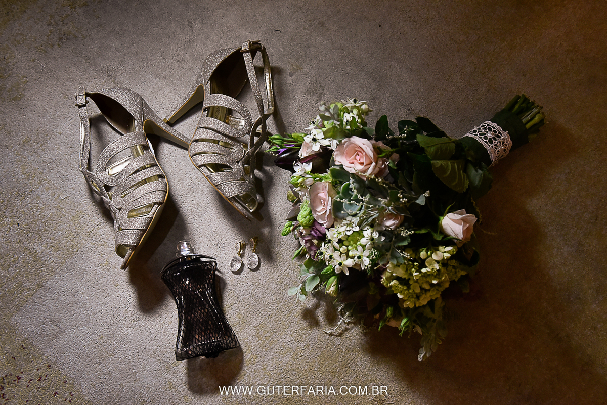 Detalhes para um casamento tão sonhado, buquê de noiva, sapato de noiva