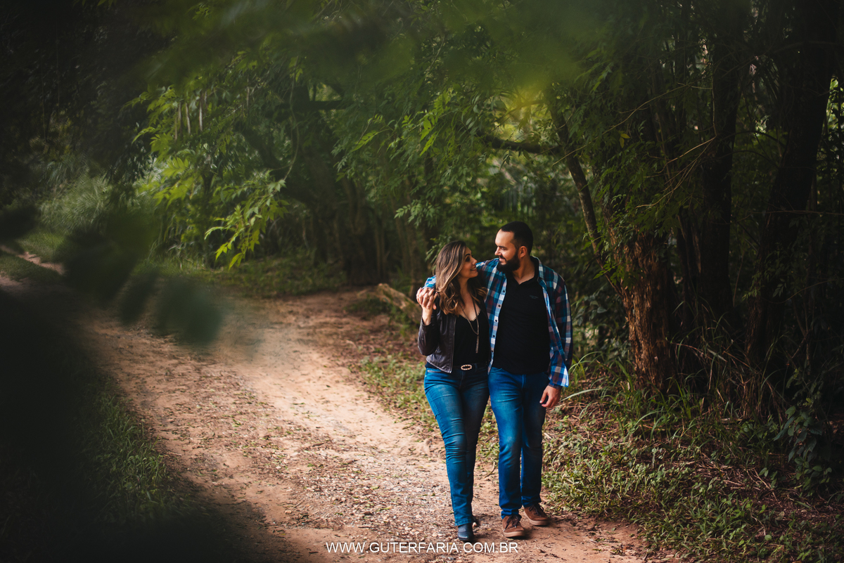 Foto romantica, casal caminhando, paisagem, casal apaixnado, cena de filme, casamento