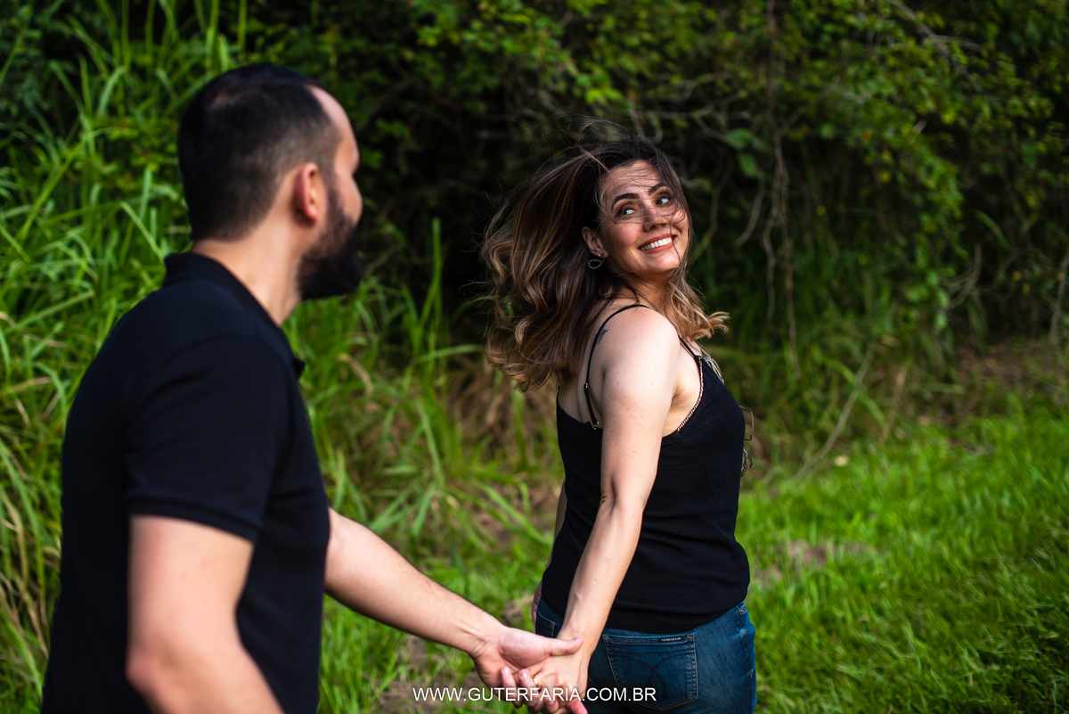 casal correndo, casal feliz, noiva, noivinha, casamento