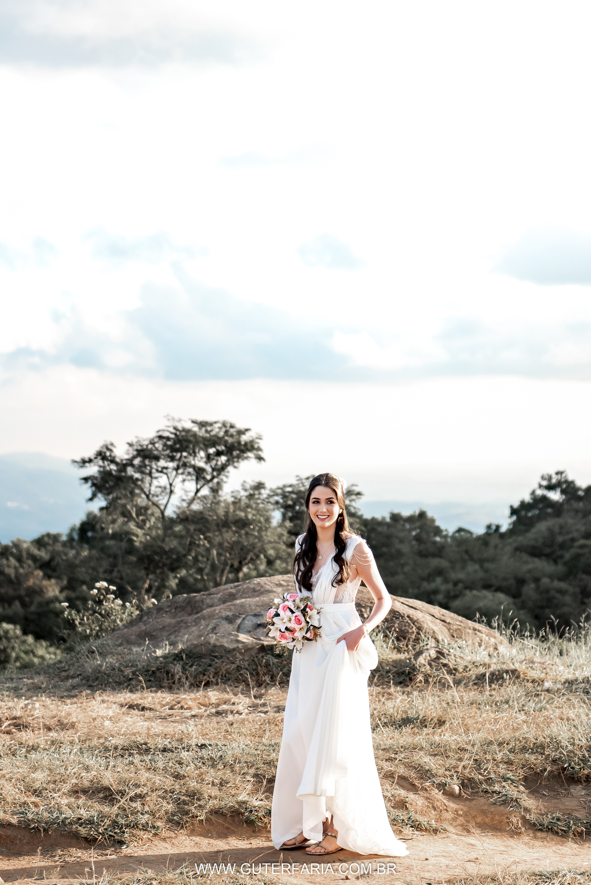 Noiva linda, noiva inspiração, noiva lacradora, noiva sp, casamento em sp, casando de dia, casando na montanha, buquê, cachoeira, casamento na cachoeira, casamento diferente, a2, casamento moderno