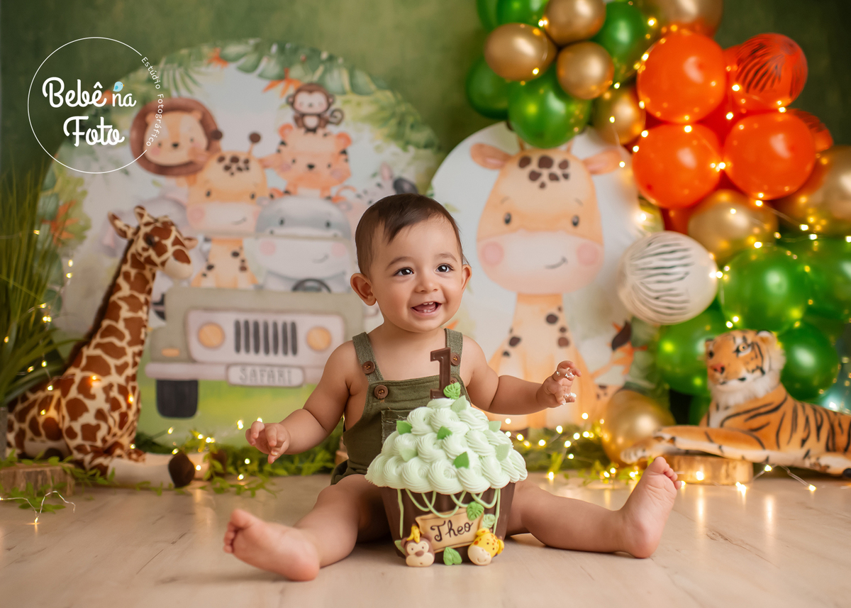 esmagando o bolo safari