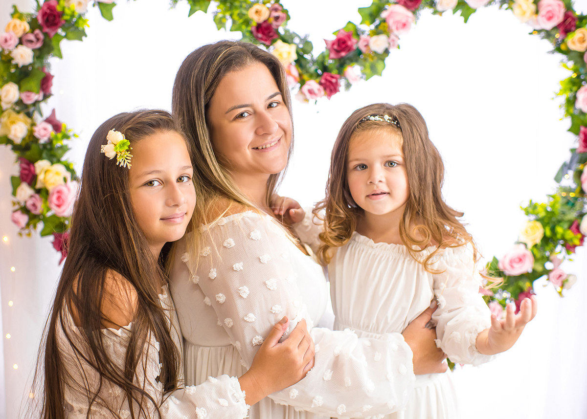 ensaio mães em arco de flores