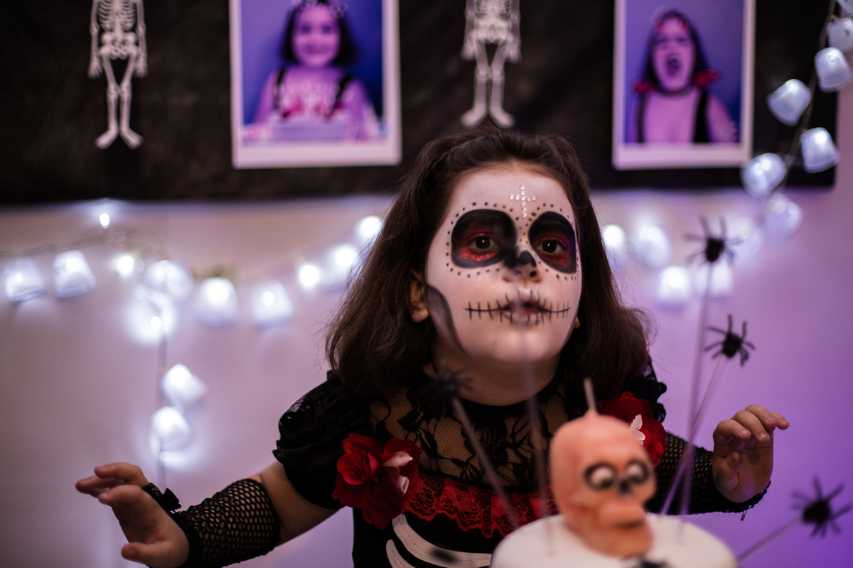 Giullia posando junto do bolo na sua festa de aniversário.