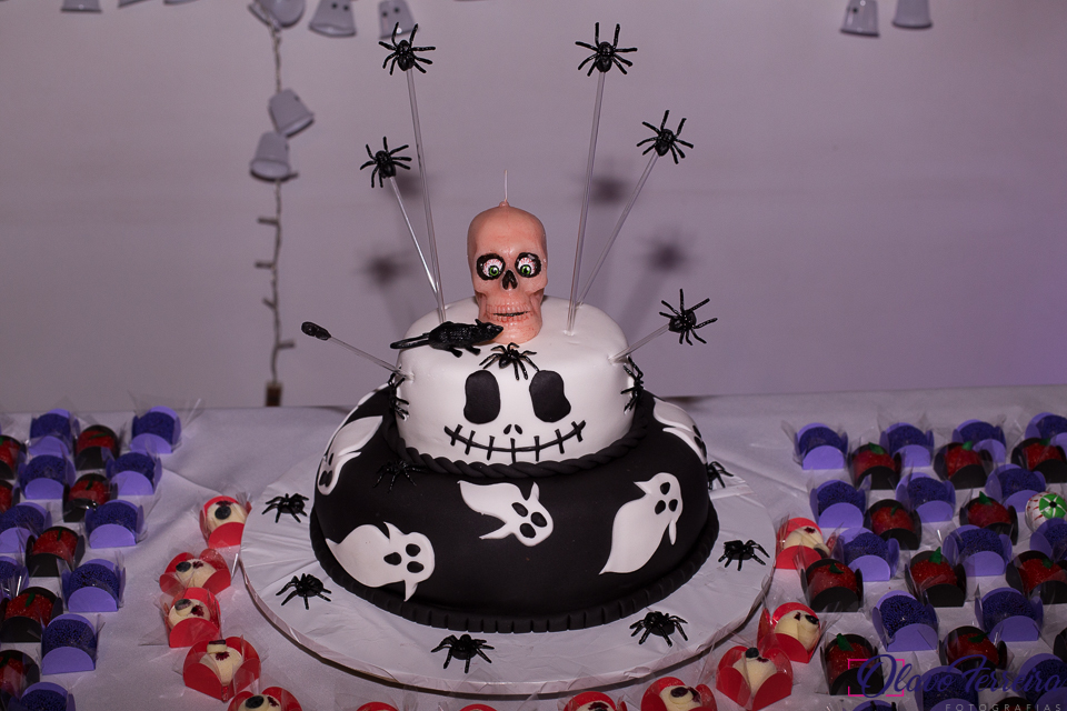 Bolo da festa de aniversário de Giullia, seguindo o tema de terror.