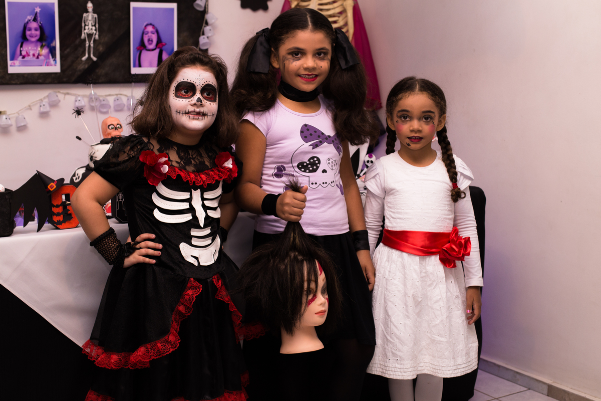 Amigas convidadas de Giullia para a sua festa de aniversário, que também vieram vestidas à carater.