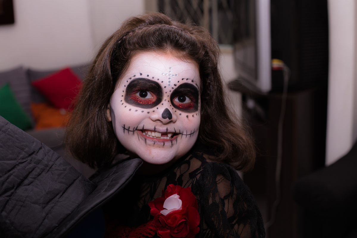 Foto em close da aniversariante que estava muito feliz.