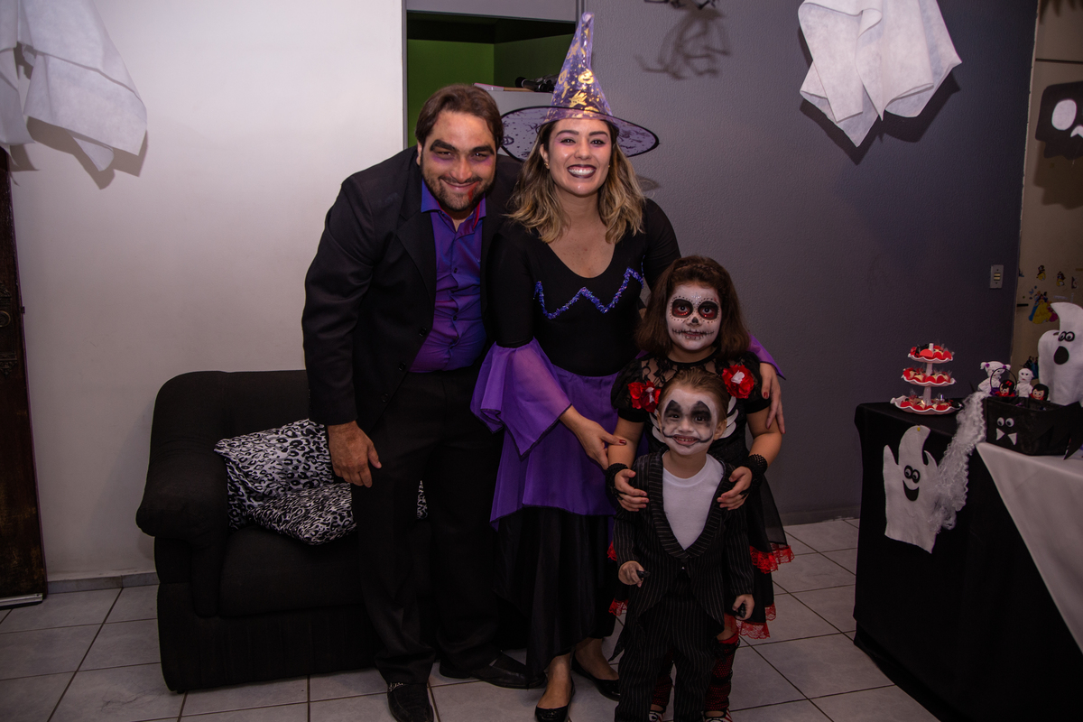 Outra foto com convidados da festa de aniversário vestidos à caráter,