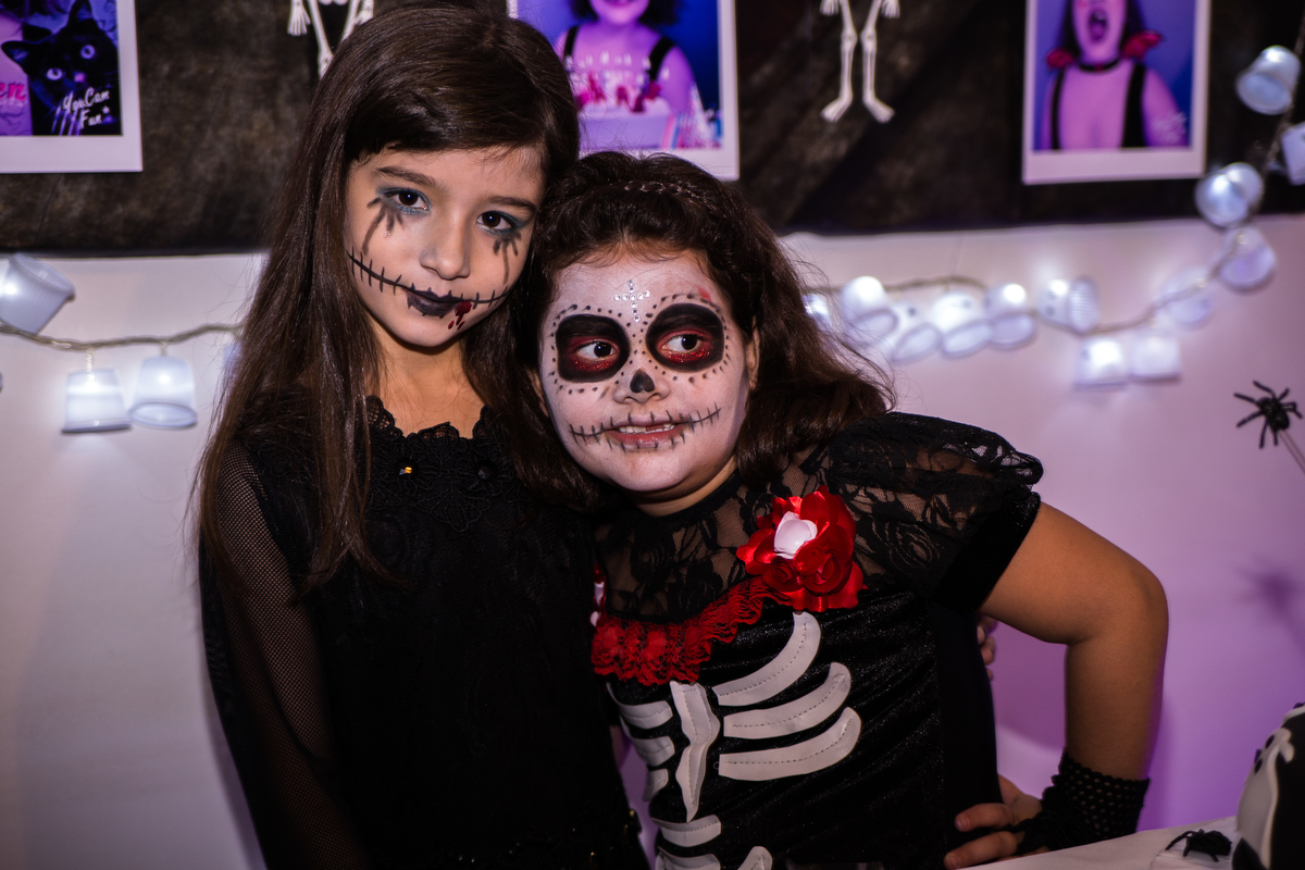 Mais uma foto com uma amiguinha, com uma maquiagem lindam de acordo com o tema da festa de aniversário.