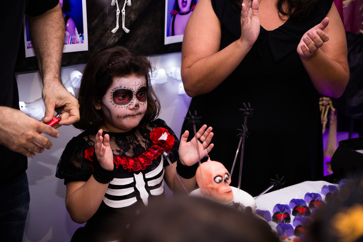 Hora de cantar o parabéns, na festa de aniversário da Giullia.