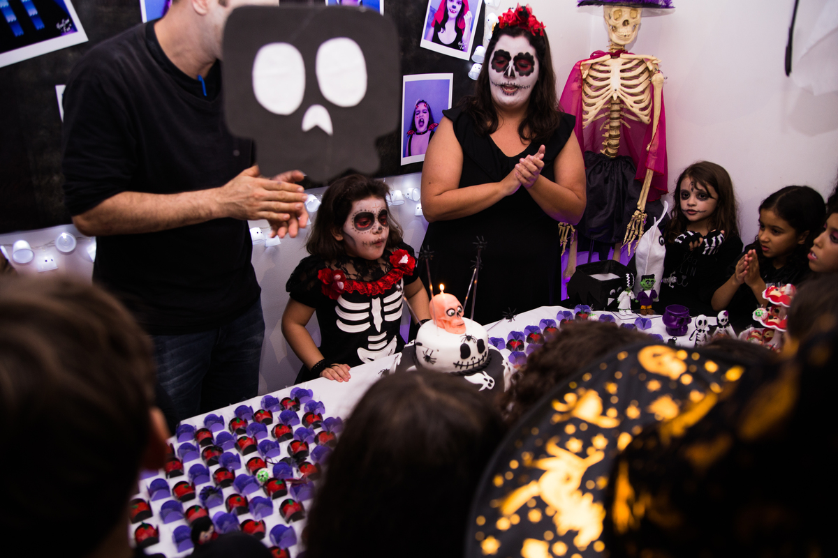 Giullia soprando as velinhas na sua festa de aniversário.