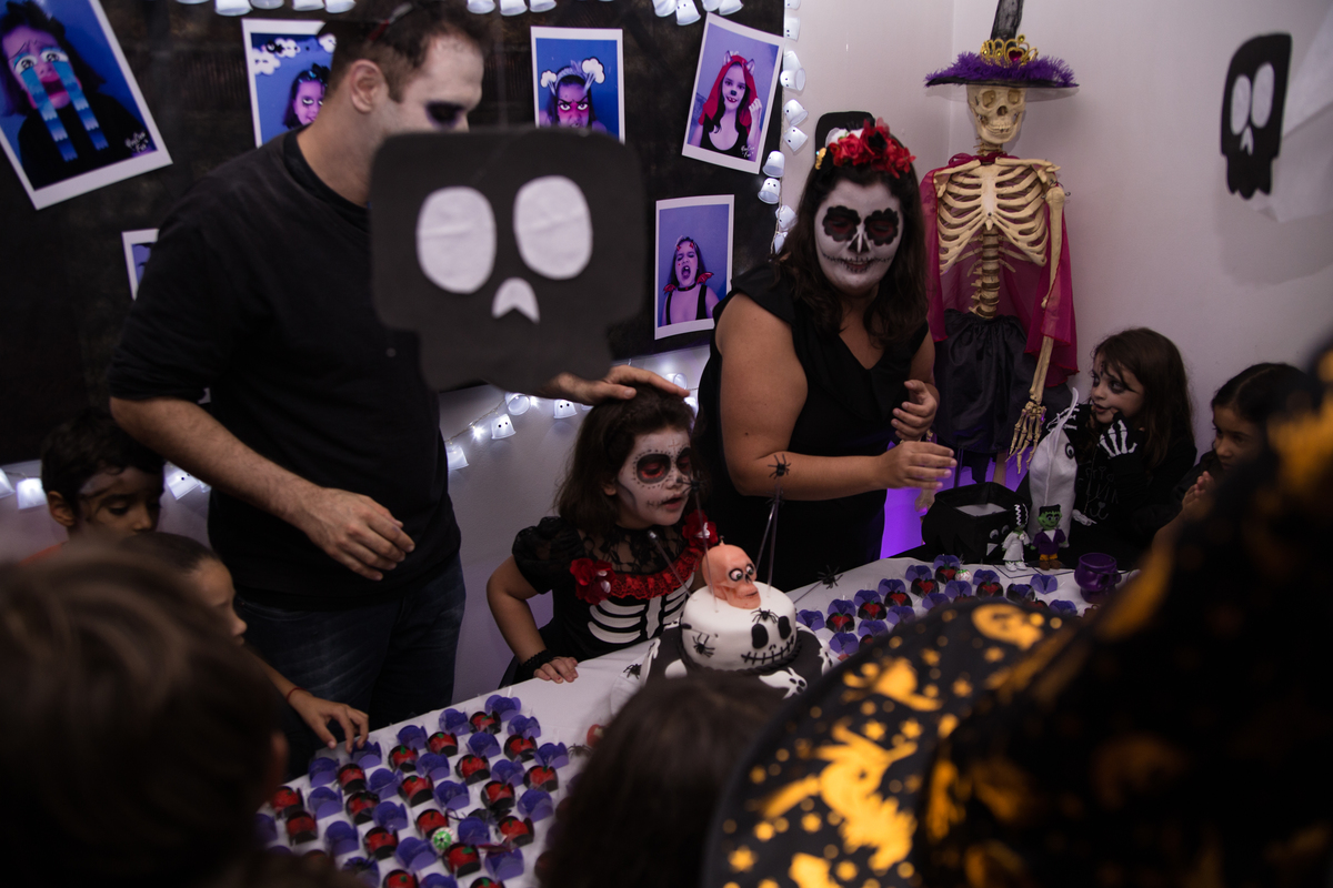 Giullia soprando as velinhas na sua festa de aniversário.