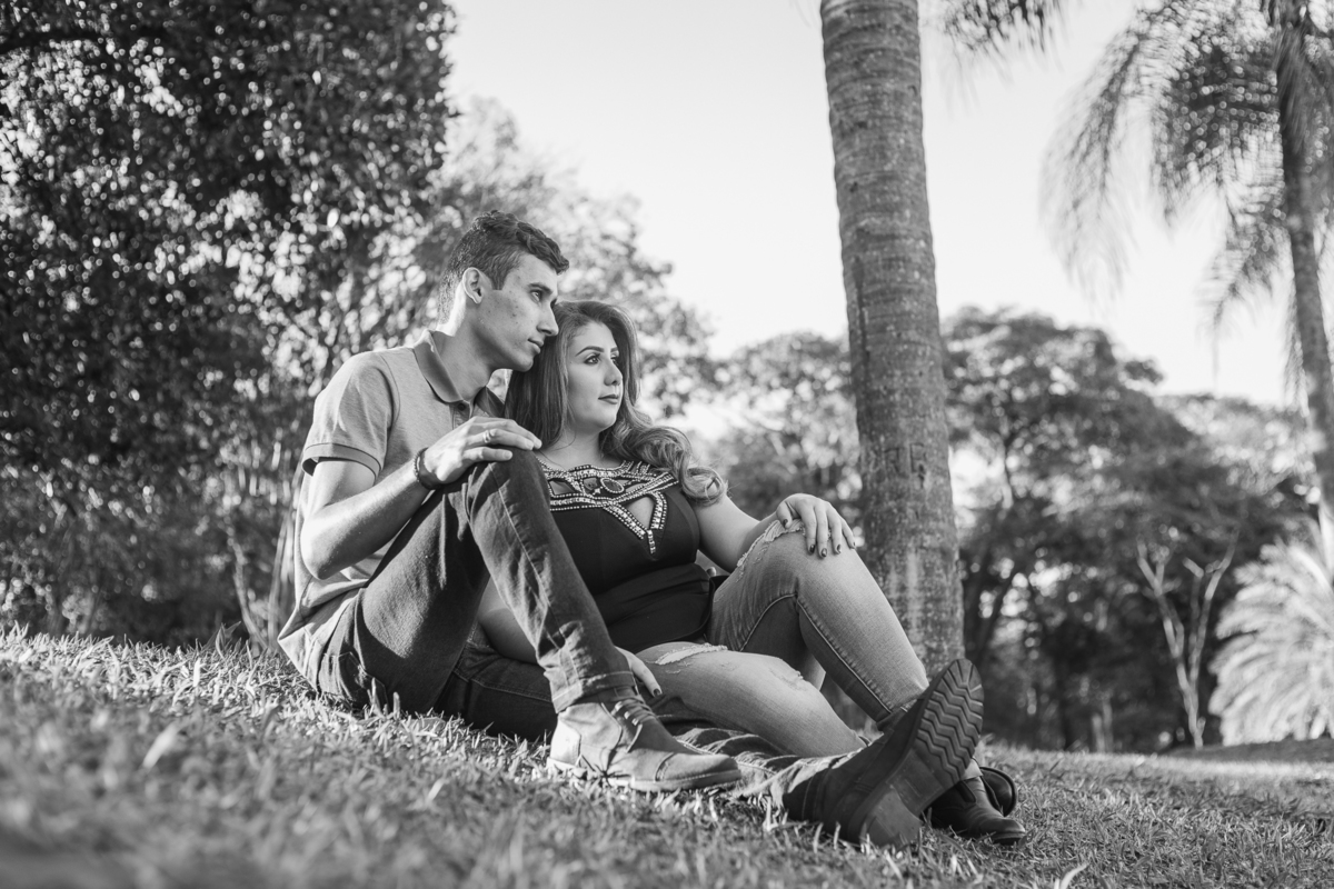 Fotografia de Ensaio Pré-casamento (pre-wedding) da Kety e do Marco, realizado em Araraquara SP, no parque Pinheirinho.  Pre Wedding Photography. 