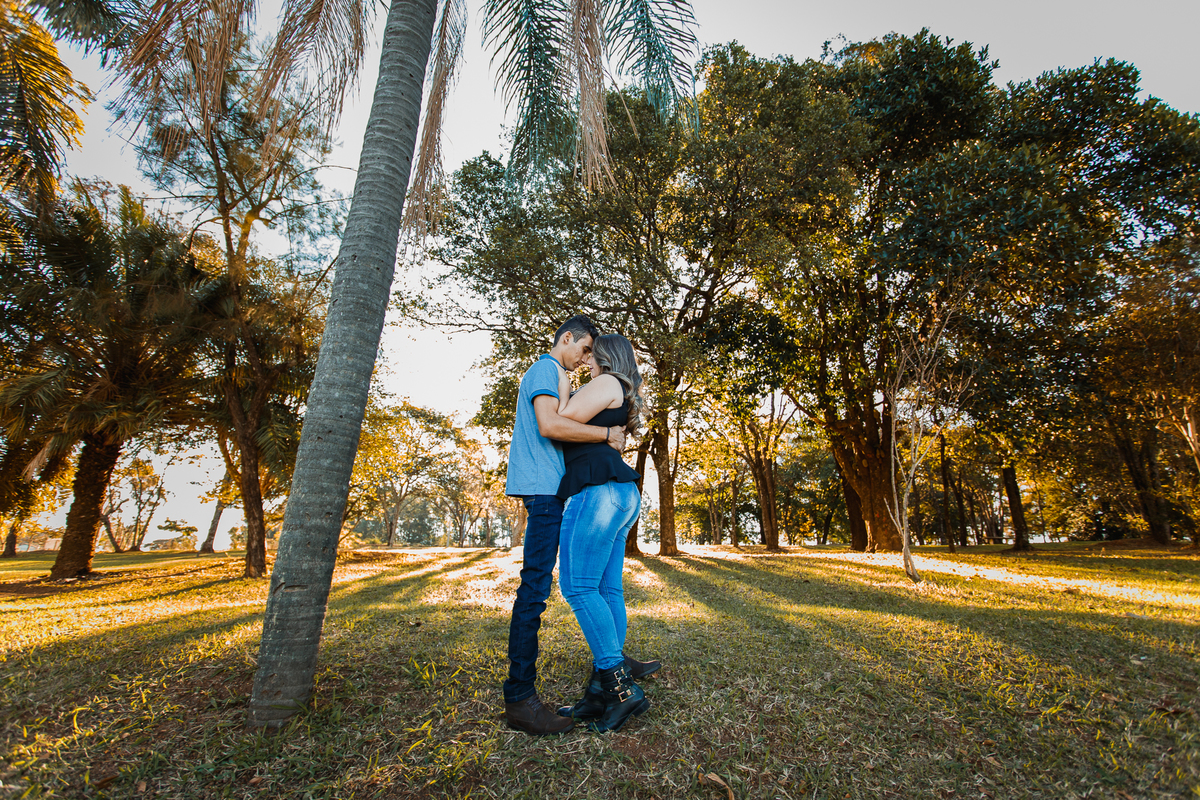 Fotografia de Ensaio Pré-casamento (pre-wedding) da Kety e do Marco, realizado em Araraquara SP, no parque Pinheirinho.  Pre Wedding Photography. 