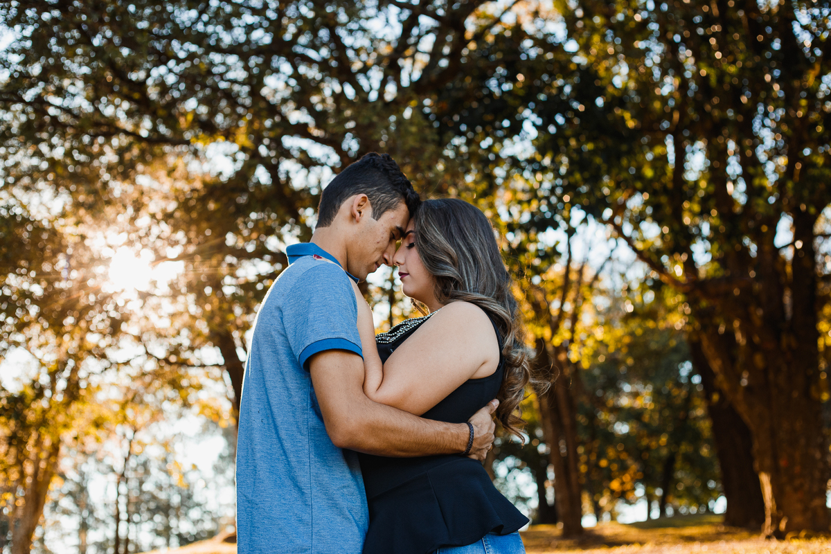 Fotografia de Ensaio Pré-casamento (pre-wedding) da Kety e do Marco, realizado em Araraquara SP, no parque Pinheirinho.  Pre Wedding Photography. 