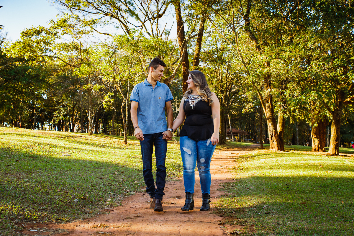 Fotografia de Ensaio Pré-casamento (pre-wedding) da Kety e do Marco, realizado em Araraquara SP, no parque Pinheirinho.  Pre Wedding Photography. 