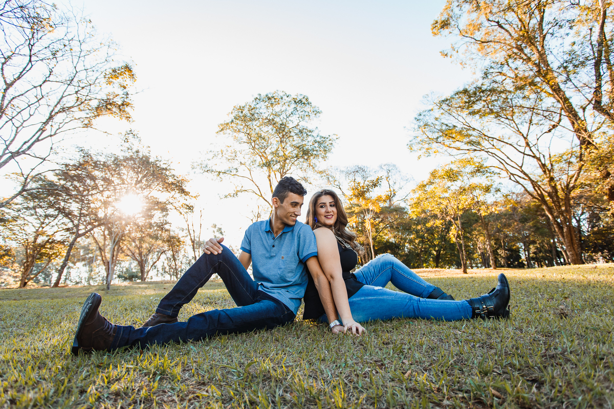 Fotografia de Ensaio Pré-casamento (pre-wedding) da Kety e do Marco, realizado em Araraquara SP, no parque Pinheirinho.  Pre Wedding Photography. 