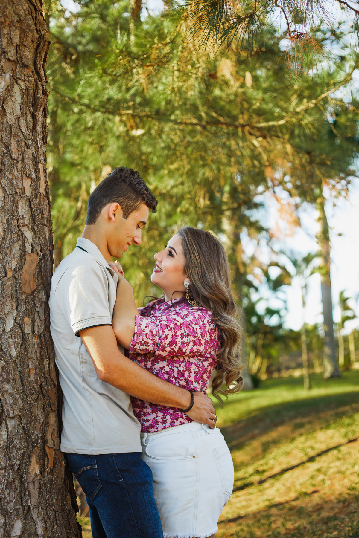 Fotografia de Ensaio Pré-casamento (pre-wedding) da Kety e do Marco, realizado em Araraquara SP, no parque Pinheirinho.  Pre Wedding Photography. 
