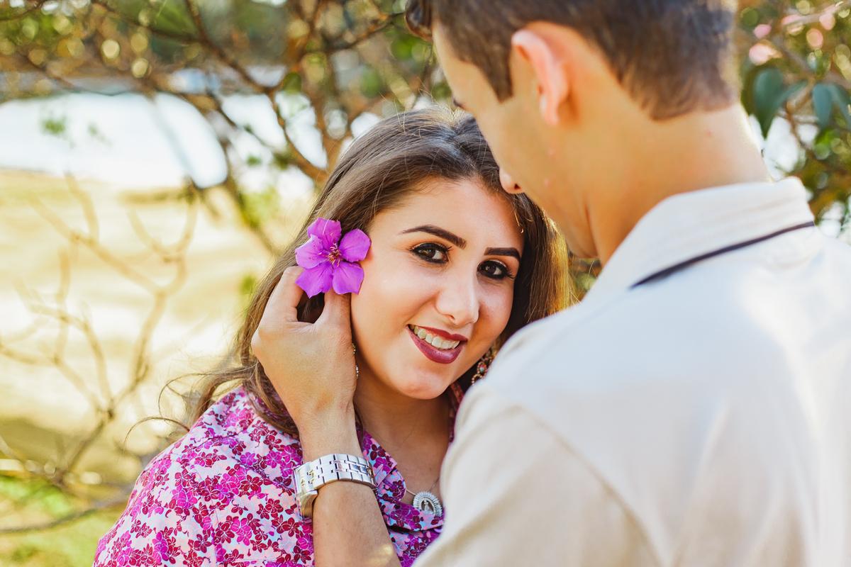 Fotografia de Ensaio Pré-casamento (pre-wedding) da Kety e do Marco, realizado em Araraquara SP, no parque Pinheirinho.  Pre Wedding Photography. 