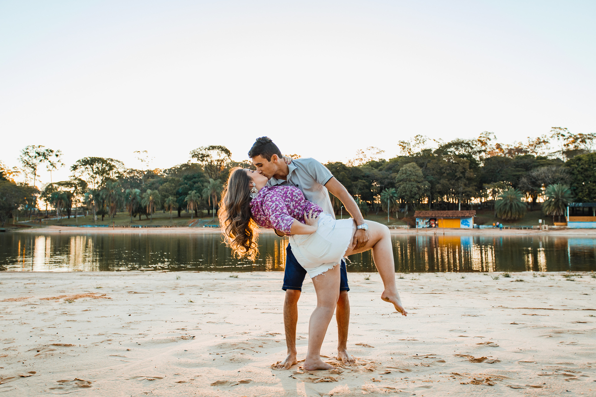 Fotografia de Ensaio Pré-casamento (pre-wedding) da Kety e do Marco, realizado em Araraquara SP, no parque Pinheirinho.  Pre Wedding Photography. 