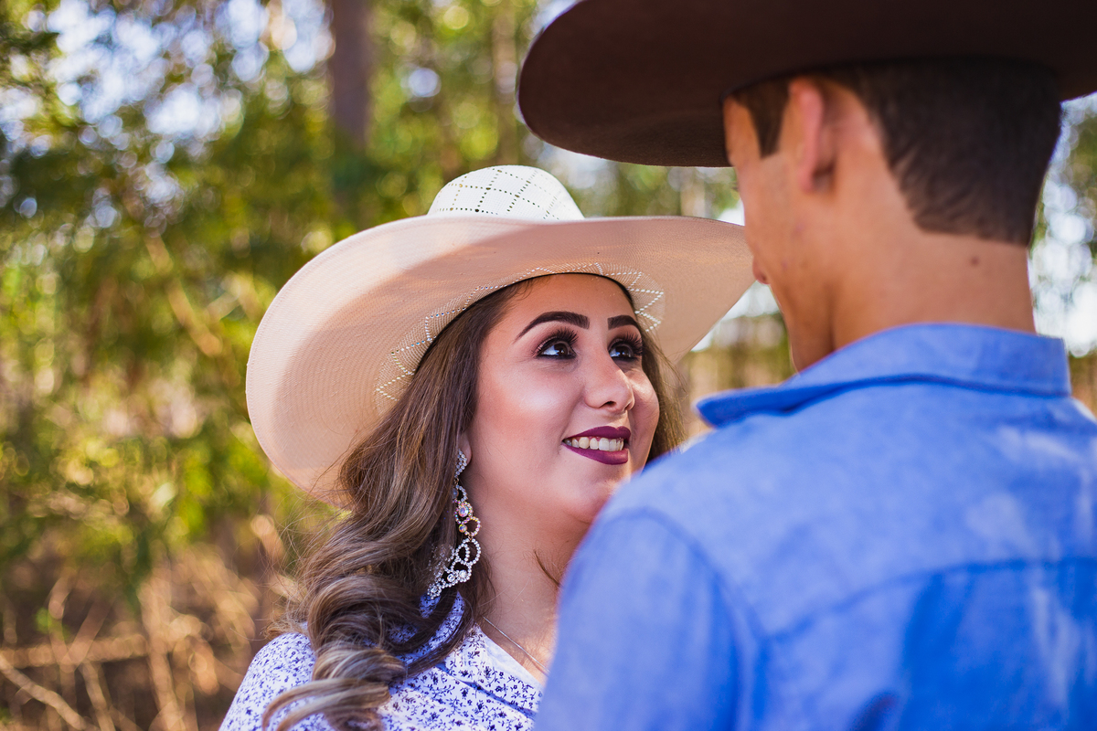 Fotografia de Ensaio Pré-casamento (pre-wedding) da Kety e do Marco, realizado em Araraquara SP, no parque Pinheirinho.  Pre Wedding Photography. 