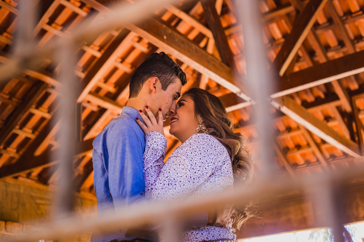 Fotografia de Ensaio Pré-casamento (pre-wedding) da Kety e do Marco, realizado em Araraquara SP, no parque Pinheirinho.  Pre Wedding Photography. 